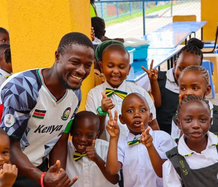 Bambini della Urafiki Carovana School con insegnante