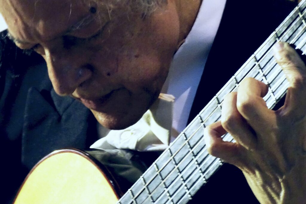 Marcos Vinicius mentre suona